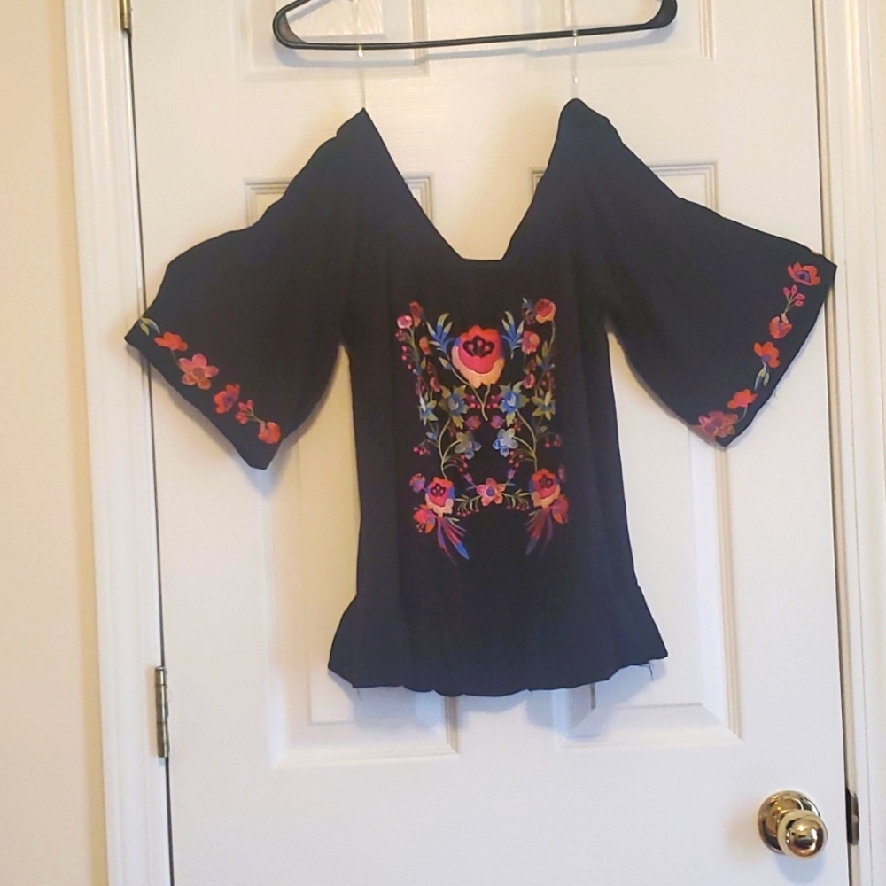 Black Umgee off the shoulder blouse. It's a short shirt. Size medium